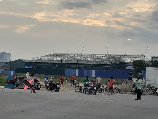 Rất nhiều người tụ tập tại khu đất trống để vui chơi, tập thể dục bất chấp qui định của thành phố. Chụp tại phường Thượng Thanh.